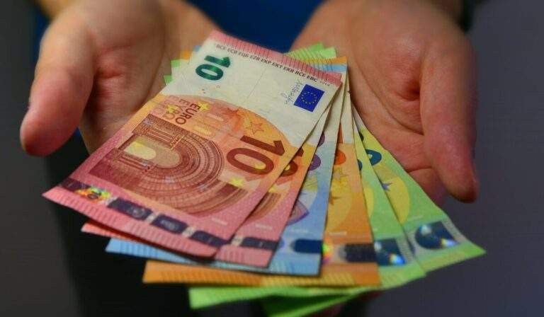 Οι 3 στιγμές που ο Αλέξης Τσίπρας αντέγραψε τον Ανδρέα Παπανδρέου – Από τη μικρή Αννούλα του 1985 στην Ήρα του 2026