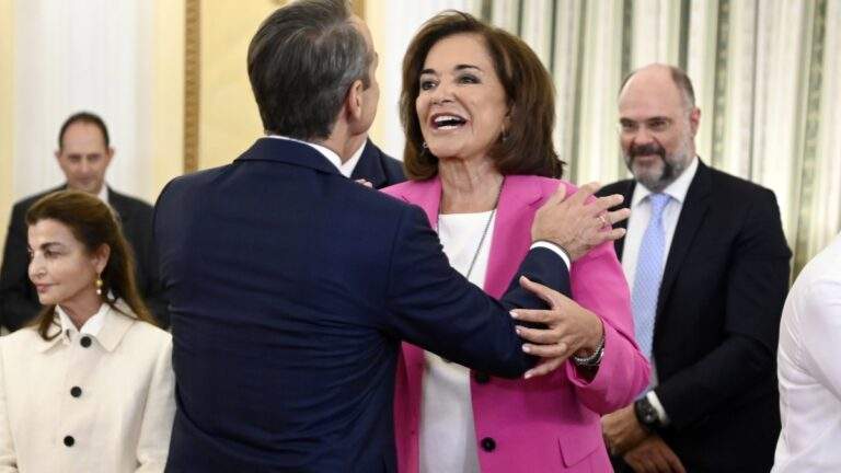 Η Κωνσταντοπούλου «μηδένισε το γραπτό» του Μηταράκη: «Κλίνε το δόκτωρ, και εσύ από το South Eastern;»