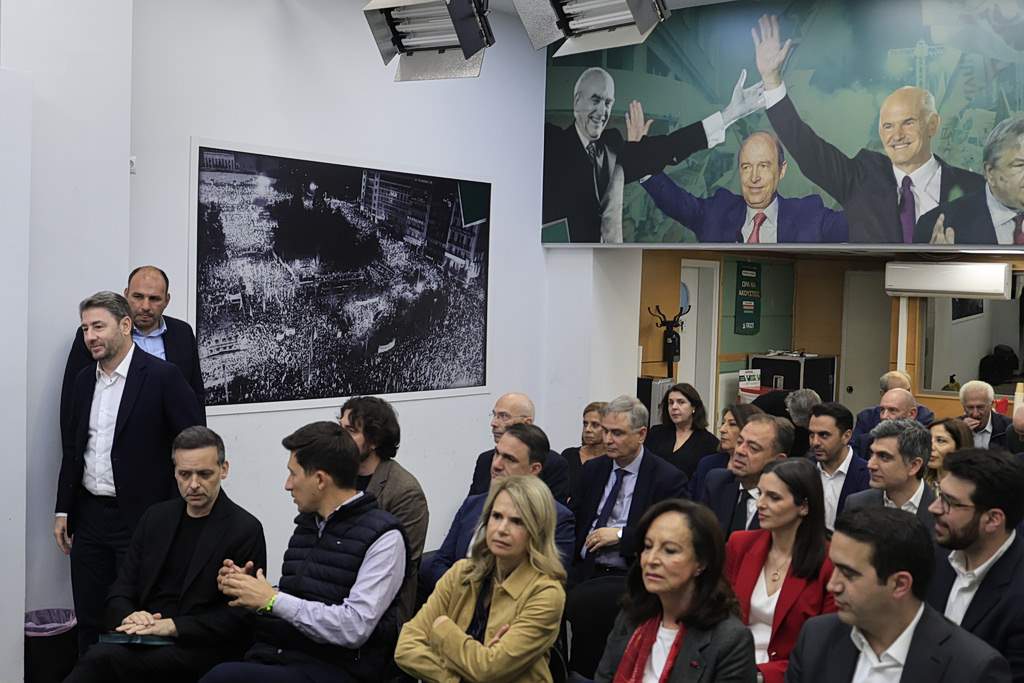 Να μ’ αγαπάς: Στήνει την ξαδέλφη του στον τοίχο