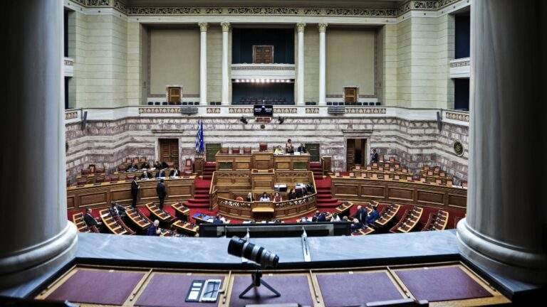 Καλλιθέα: Αντιμέτωπος με δύο κακουργήματα ο 58χρονος που άνοιξε πυρ με ούζι έξω από μπαρ