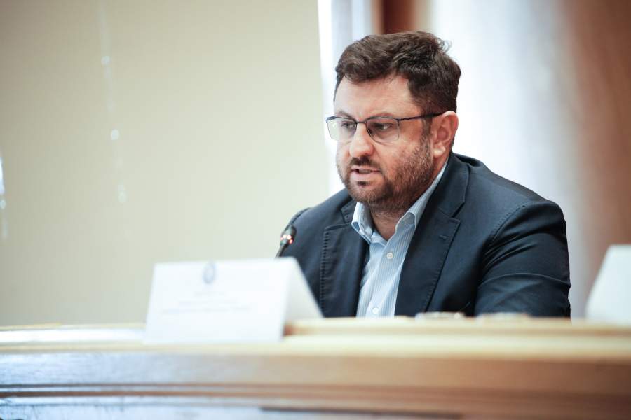 To Ιράν εκτοξεύει πυραύλους εναντίον πλοίων στα Στενά του Ορμούζ