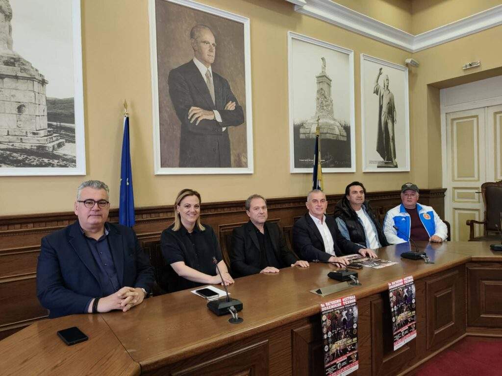 Να μ’ αγαπάς: Πάει με τον άντρα της και της το παίζει φίλη