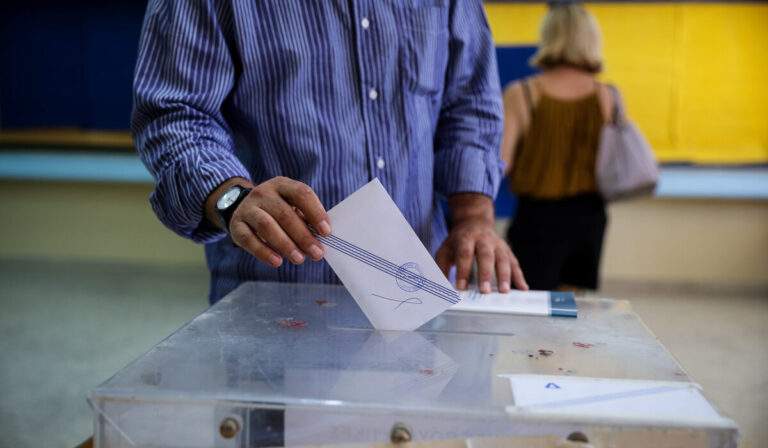 Βόλος: Οδηγός ΚΤΕΛ έσωσε οικογένεια μέσα από φλεγόμενο όχημα – «Αυτονόητο να βοηθάμε τον συνάνθρωπο»