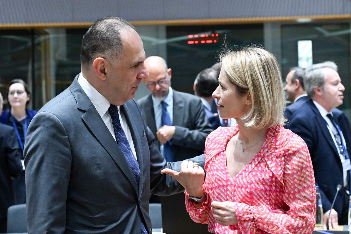 Λάρισα: Φορτηγό ξήλωσε γέφυρα σήμανσης και έπεσε σε μάντρα, ένας τραυματίας