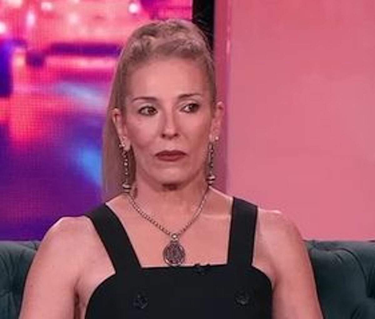 «Emily in Paris» στη Μύκονο: «Έχουμε υπογράψει συμβόλαιο, είναι αυτονόητο να μην χρησιμοποιούμε κινητά στα γυρίσματα», λέει βοηθητική ηθοποιός