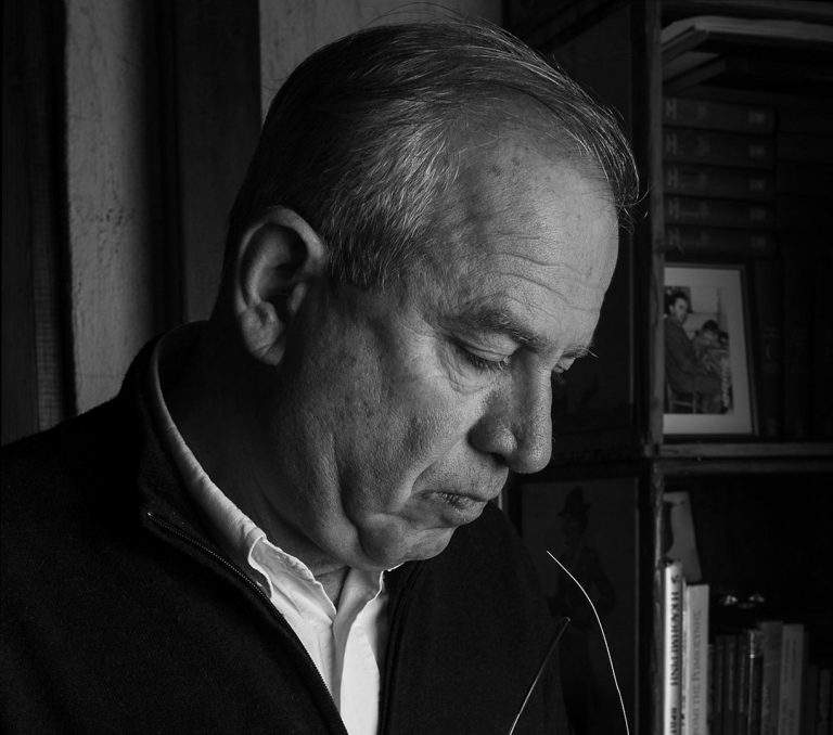 Η Γη της Ελιάς: Τον ξεφτιλίζει, τον χαστουκίζει και τον εγκαταλείπει