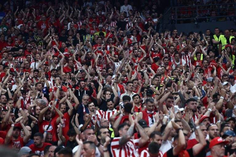 Υπερθέαμα στα Χανιά από τα Red Arrows – Μάγεψαν με τους σχηματισμούς τους