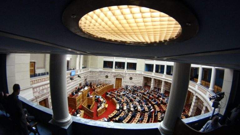 Φθιώτιδα: Ληστεία με καλάσνικοφ σε τράπεζα στην Κάτω Τιθορέα