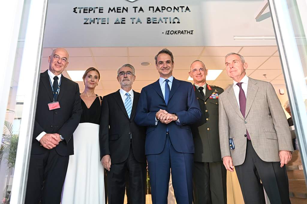 Σάλος στο Παρίσι: Βίντεο με υπάλληλο καθαριότητας να πετά σκουπίδια σε ποταμό που κολυμπούν πολίτες