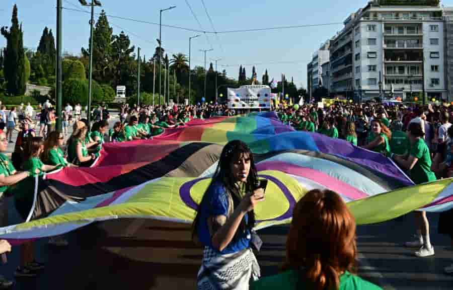 ΒΙΝΤΕΟ: Σμήνος μελισσών «κατέλαβε» φτερό αεροπλάνου λίγο πριν την απογείωση – Πώς “λύθηκε” το πρόβλημα
