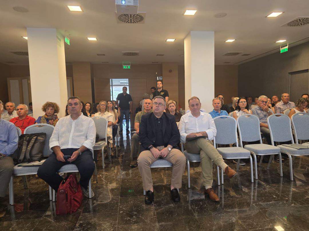 Γιατί κουνάμε συνεχώς το πόδι μας στο γραφείο ή το σπίτι, σύμφωνα με την ψυχολογία