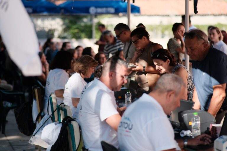 Αιγάλεω: Kαταρρέει η στέγη στο εργοστάσιο – Για πάνω από 24 ώρες η επιχείρηση κατάσβεσης