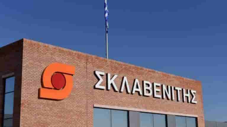 Γυναικοκτονία στα Χανιά: Θρήνος και οργή στην κηδεία της 45χρονης Σταυρούλας στο Βαρύπετρο (εικόνες)