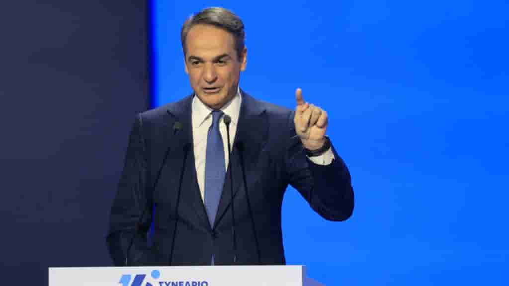Σελένα Γκόμεζ  Μπένι Μπλάνκο: Το φιλί στο στήθος σε γεμάτο εστιατόριο που έγινε viral (Εικόνες)