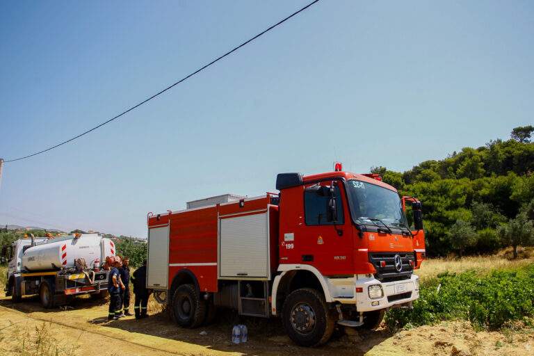 Φωτιά τώρα στο εκπτωτικό χωριό στα Σπάτα: Μεγάλη πυροσβεστική δύναμη στο εμπορικό