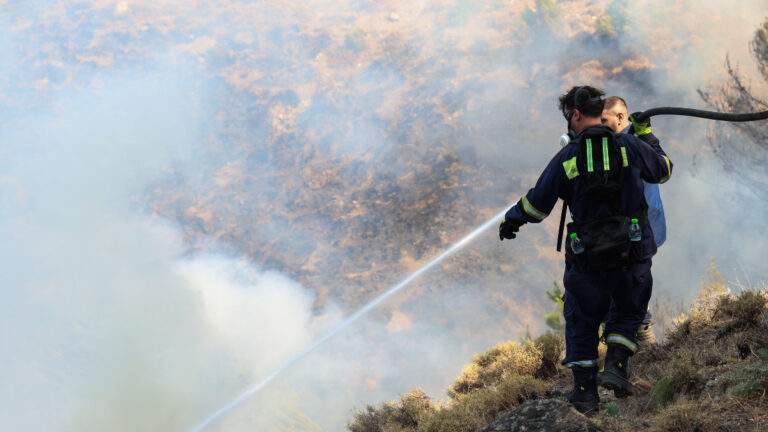 Το Ιράν κλείνει πάλι τα Στενά του Ορμούζ εν μέσω αλληλοχτυπημάτων μεταξύ Ισραήλ και Χεζμπολάχ