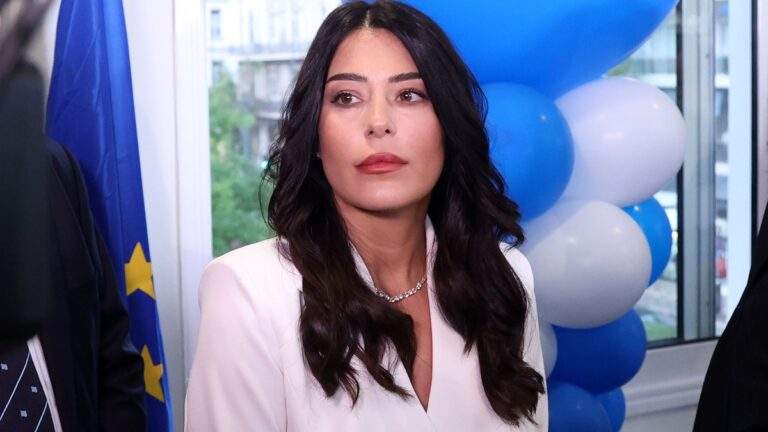ΕΚΤΑΚΤΟ ΤΩΡΑ: ΣΟΚ ΜΕ ΑΥΤΟ ΠΟΥ ΒΡΗΚΑΝ ΟΙ ΑΣΤΥΝΟΜΙΚΟΙ ΜΕΣΑ ΣΤΟ ΣΠΙΤΙ ΤΗΣ ΟΙΚΟΓΕΝΕΙΑΣ – ΨΑΧΝΟΥΝ ΤΑ ΠΑΙΔΙΑ ΓΙΑ…