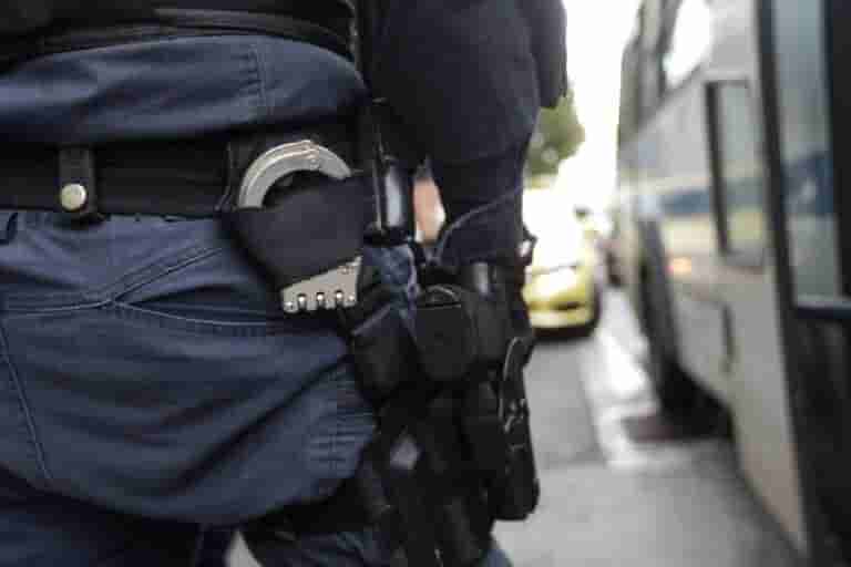 Συνελήφθη αξιωματικός της ΕΛ.ΑΣ: Καταγγελία για ξυλοδαρμό κρατουμένου σε Α.Τ.