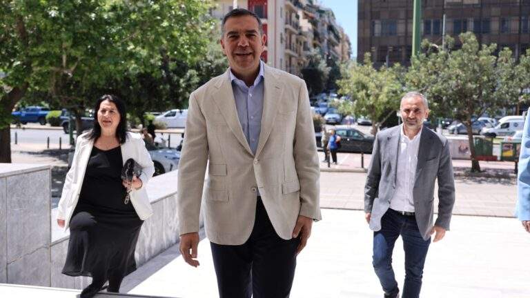 Ο Τραμπ ξέχασε (πάλι) τους τρόπους του: «Είσαι διεφθαρμένη ή ηλίθια», ξέσπασε κατά δημοσιογράφου και έφυγε