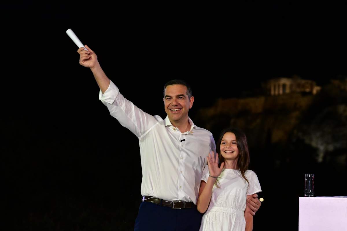 Έβγαλε το κράνος και έπαιξε Μητροπάνο: Viral ο ντελιβεράς που «μάγεψε» το πλήθος στο μετρό Συντάγματος