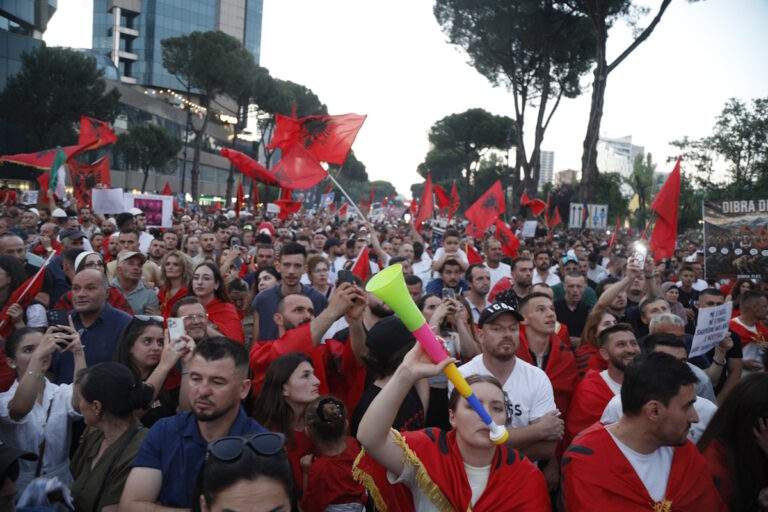 «Χρυσές» οι βουτιές στις παραλίες της Αττικής: Πόσα χρήματα «φεύγουν» για ένα μπάνιο
