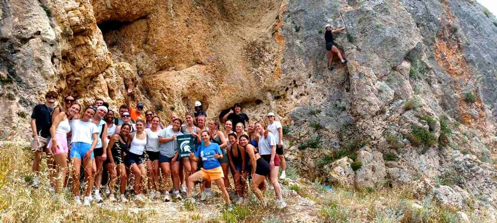 Δράμα: Σε κλίμα οδύνης η κηδεία της 45χρονης που δολοφονήθηκε από τον σύζυγο της