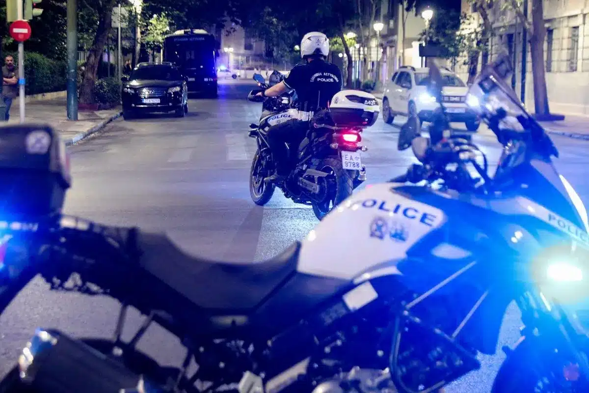 ΟΠΕΚΕΠΕ: Οι κομμώτριες, οι σερβιτόροι και ο αντιδήμαρχος