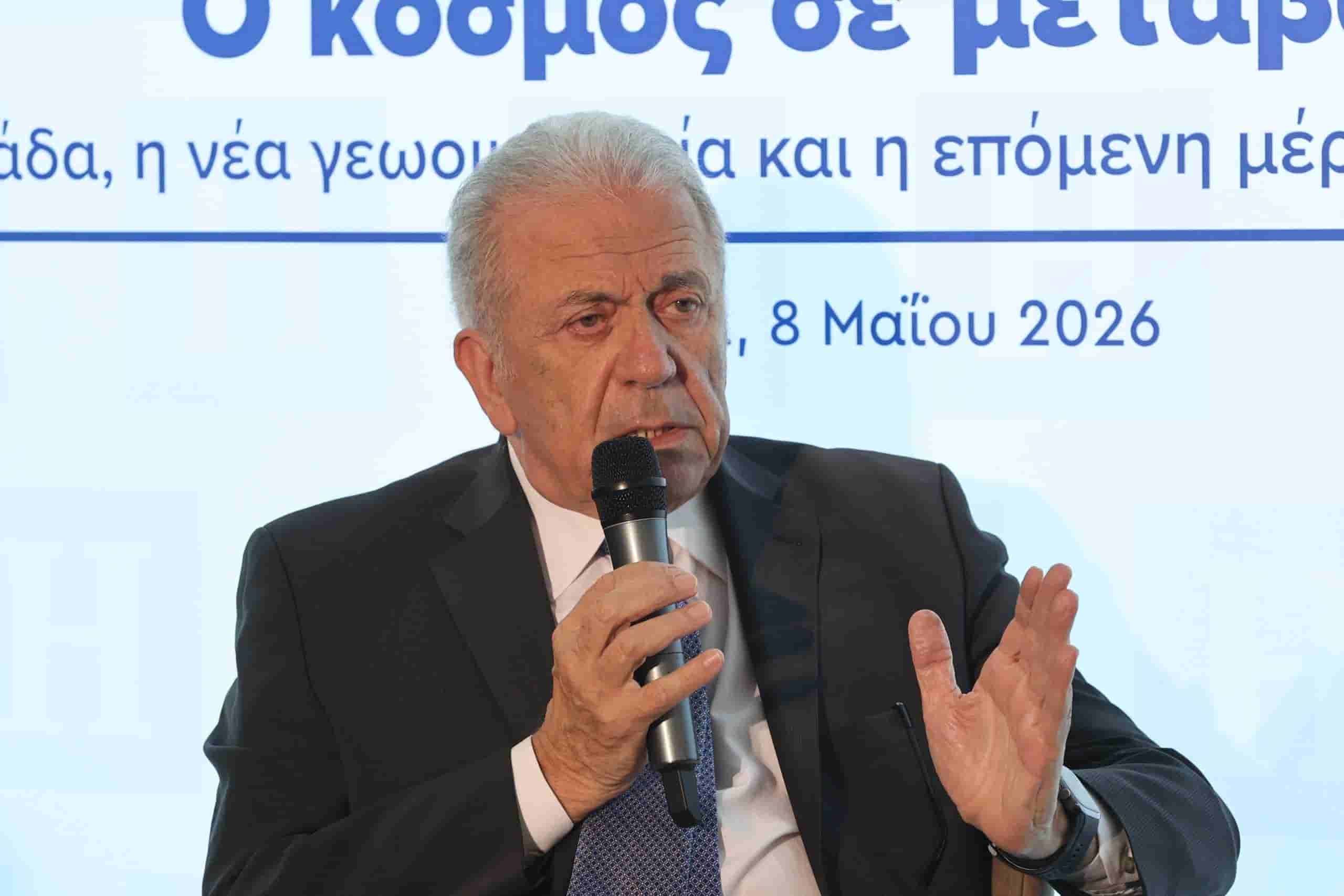 Ανεξέλεγκτη η φωτιά στο Ακραίφνιο Βοιωτίας, ενισχύθηκαν οι δυνάμεις της Πυροσβεστικής: Επιχειρούν 10 αεροσκάφη και 2 ελικόπτερα