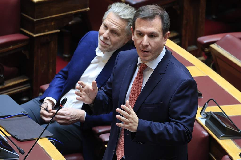 Το σπίτι δίπλα στο ποτάμι: Καίγονται ζωντανοί – Απανωτές κηδείες