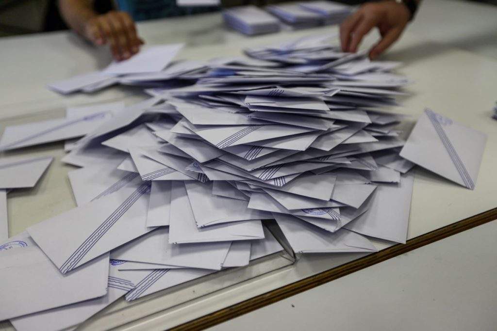 Η πόρτα τρίζει; Το «σπιτικό» υλικό της κουζίνας που τη σωπαίνει σε 2 λεπτά