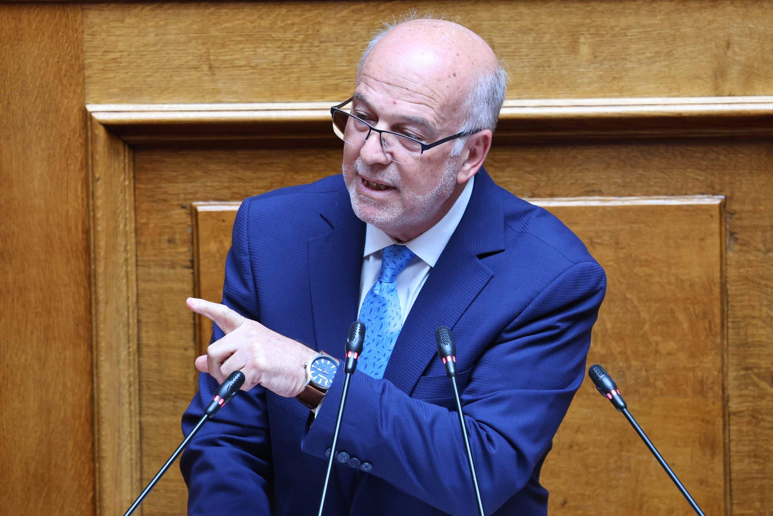 Σοκ στο Ίλιον: Άνδρας γρονθοκόπησε μητέρα οδηγό μπροστά στο παιδί της γιατί δεν δέχτηκε να κάνει όπισθεν – ΒΙΝΤΕΟ