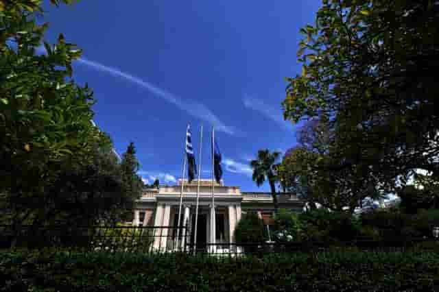 Η στιγμή που ο δήμαρχος Νέας Υόρκης βουτά στην πισίνα με… κοστούμι
