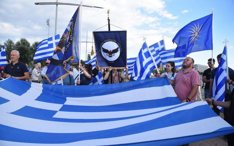 Ο Μπαρτζώκας τραγουδά τη «Θάλασσα του Πειραιά» – «Βροχή» τα λουλούδια (vid+pic)