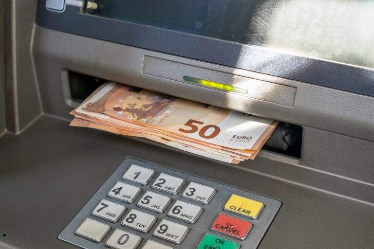 Απίστευτο περιστατικό στη Συγγρού: Επιτέθηκαν σε 27χρονη για να την ληστέψουν την ώρα που περίμενε σε στάση λεωφορείου