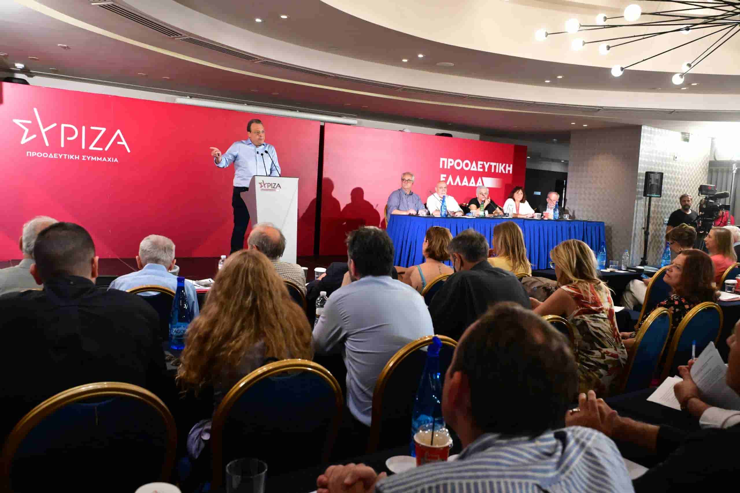 «Συμφωνείς ότι είναι τέρας το Ιράν;» – Ο Πομπέο πήγε να κάνει μάθημα ιστορίας σε καθηγητή του Χάρβαρντ και το κοινό γέλασε