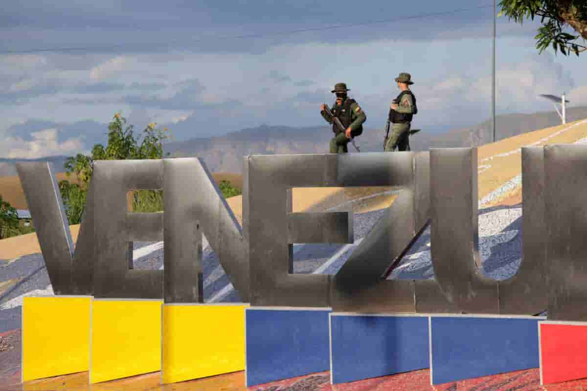 Η Κωνσταντίνα Σπυροπούλου πόζαρε με φούξια μπικίνι στη θάλασσα