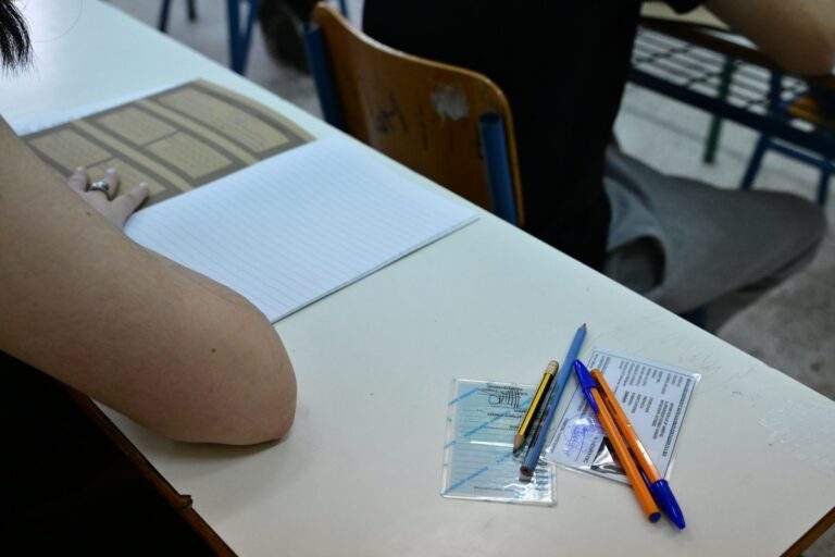 Λευκά ρούχα: Το μυστıκό του Σπύρου Σούλη για να παραμεiνουν αστραφτερά με 1 κiνηση