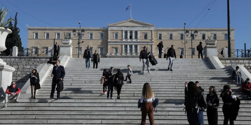 Να μ’ αγαπάς: Η Ζωή αγκαλιά με τον εγγόνι της στο τέλος της σειράς