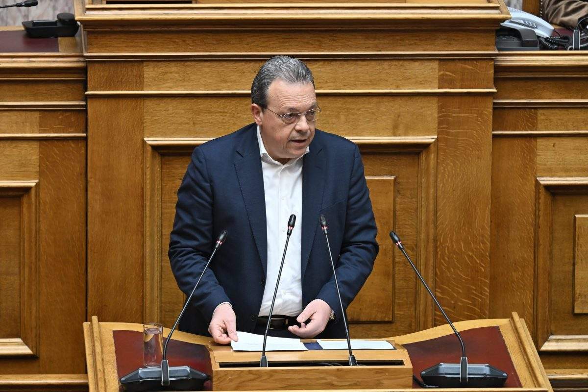 Νέα τρένα στην Ελλάδα μετά από δύο δεκαετίες – Έφτασε στη Θεσσαλονίκη ο πρώτος συρμός Blues Intercity