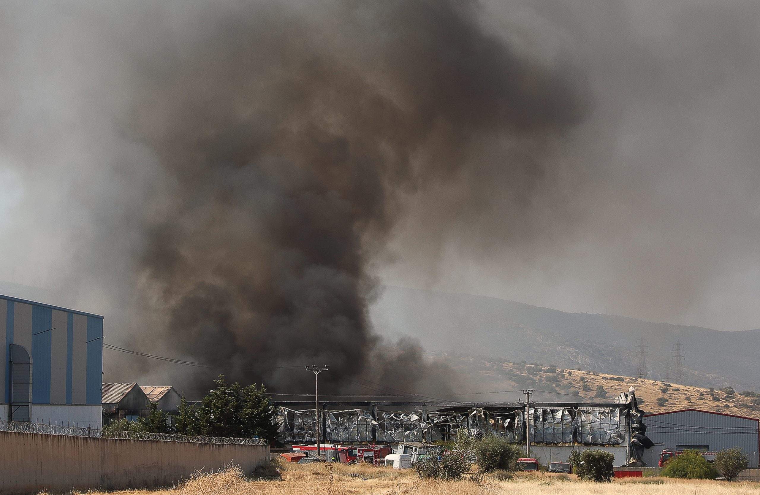 Φωτιά στον Ασπρόπυργο: Οριοθετήθηκε η πυρκαγιά – Σε κρίσιμη κατάσταση δύο τραυματίες, ζημιές σε τέσσερις επιχειρήσεις