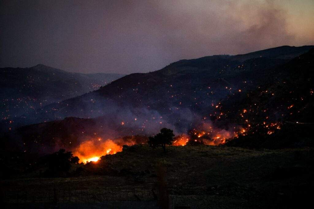 Μαρκόπουλο: Καταστράφηκε ολοσχερώς το εργοστάσιο ανακύκλωσης από τη μεγάλη φωτιά (Βίντεο)
