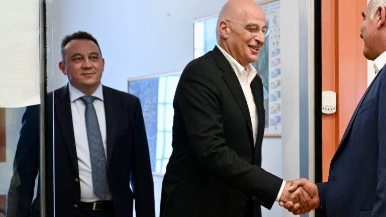 Λύκοι στη Μακεδονία υιοθέτησαν αδέσποτο κουτάβι, και το φροντίζουν καλύτερα από ανθρώπους