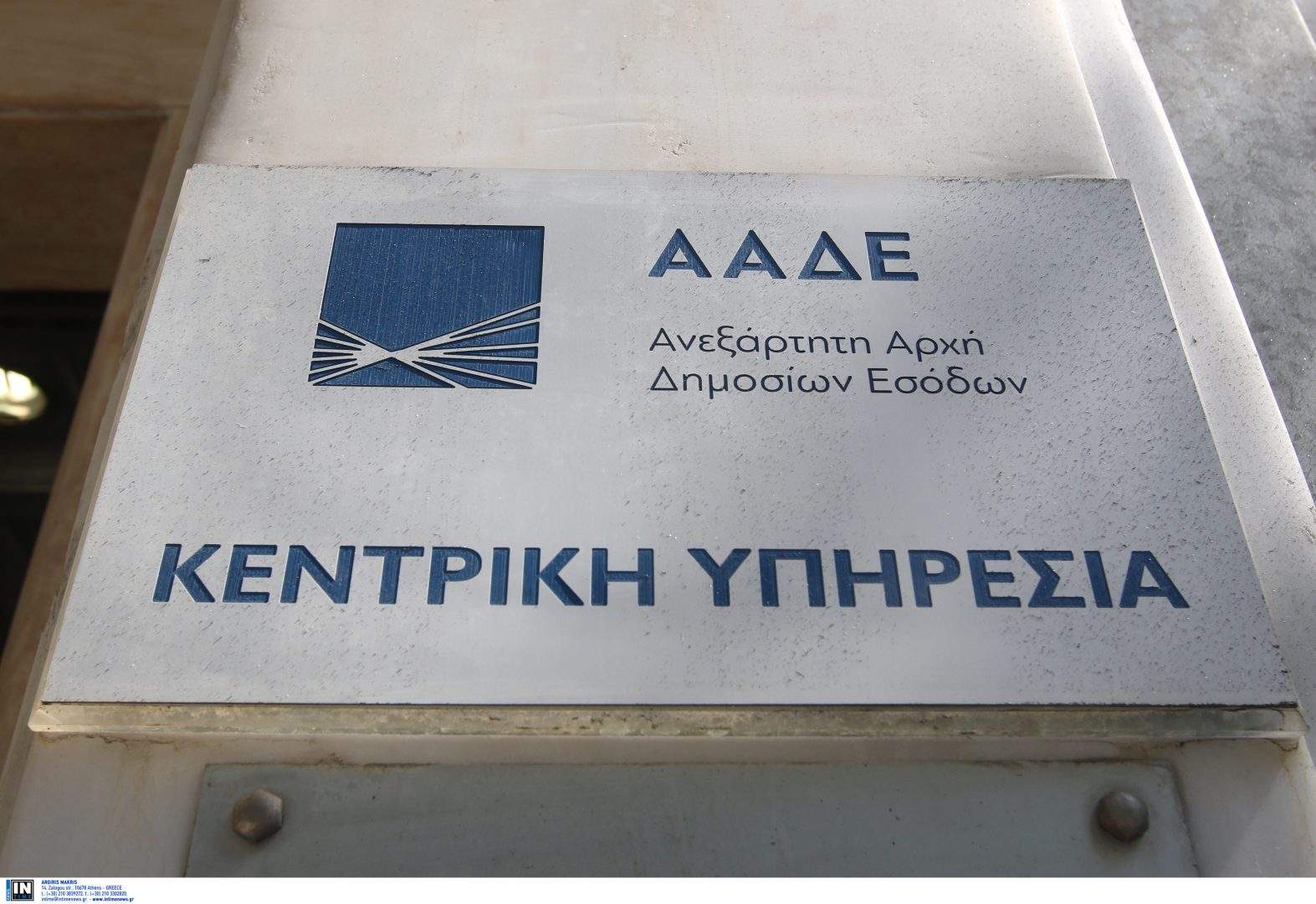 «Όταν νιώθεις ότι δεν σε αγγίζει κανείς»: Οδηγός του τραμ καπνίζει ξυπόλυτος, με τα πόδια απλωμένα στην κονσόλα και γίνεται viral – Δείτε βίντεο