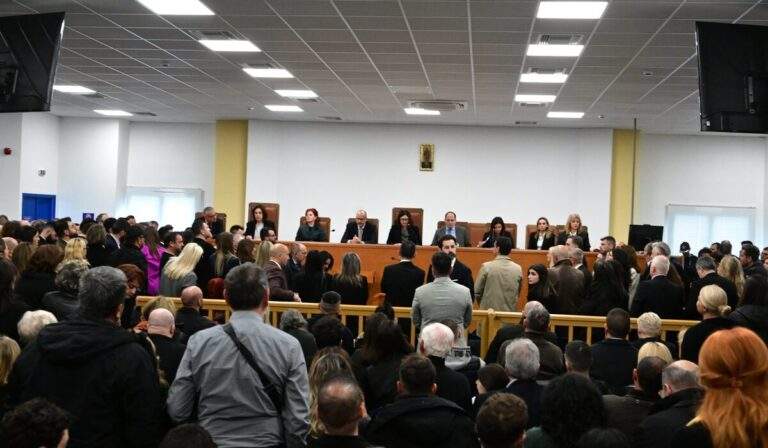 Δίκη για τα Τέμπη: Ολοκληρώνεται το πρώτο στάδιο, στο επίκεντρο τα αιτήματα αναβολής