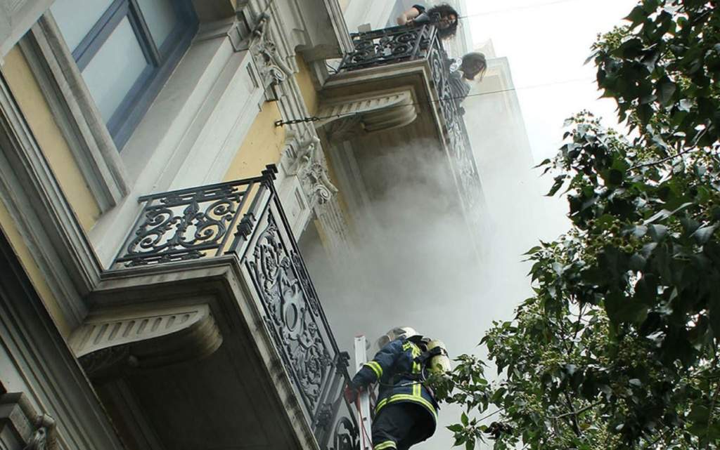 Φωτιά στο Ηράκλειο: 42 πυροσβέστες με 13 οχήματα και ένα ελικόπτερο στο σημείο