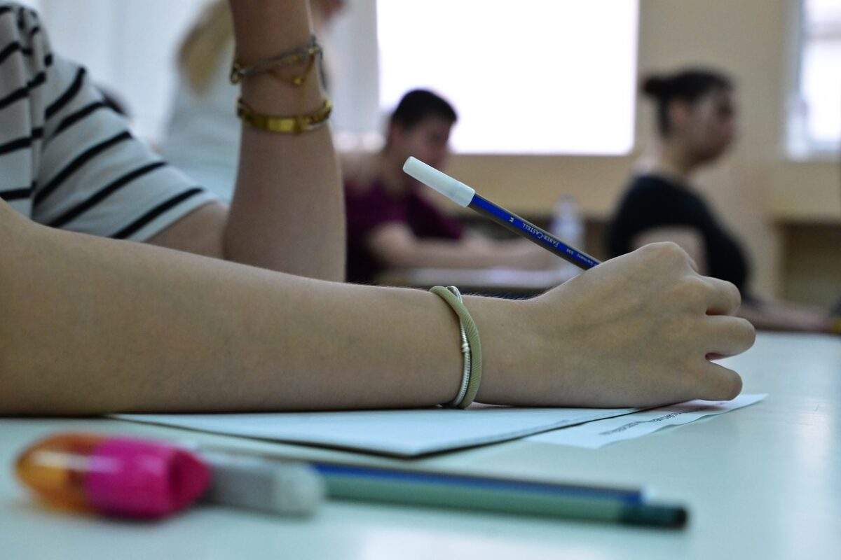 Ινδία: Η τρομακτική στιγμή που βυτιοφόρο παρασύρεται και πέφτει πάνω σε κατοίκους – Βίντεο