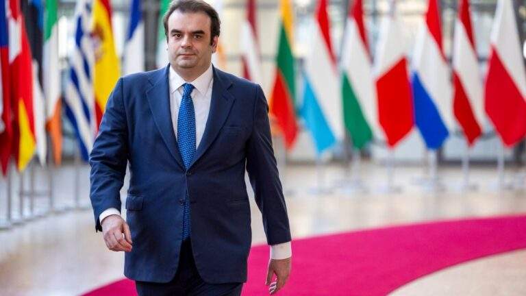 «Δεν μπορώ να το δω παιδιά»: Η αντίδραση του Πορτοσάλτε στο βίντεο με την κατσαρίδα πάνω σε δημοσιογράφο