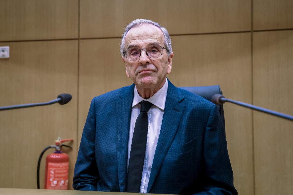 Νίκαια: Βίντεο ντοκουμέντο – Υπάλληλος ζαχαροπλαστείου αντιμετώπισε ληστή με… σφουγγαρίστρα