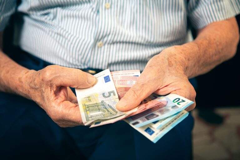 Καιρός: «Εκρηκτικό κοκτέιλ» ζέστης, ανέμων και αφρικανικής σκόνης – Νοτιάδες έως 8 μποφόρ και 39άρια όλη την εβδομάδα