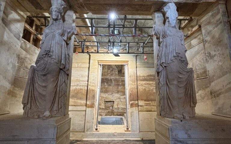 Μόνο απορίες: Ανέβηκε στη γέφυρα του Μπρούκλιν, γδύθηκε και πήδηξε σε ποτάμι